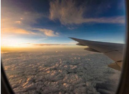 海外旅行で飛行機に乗っている写真